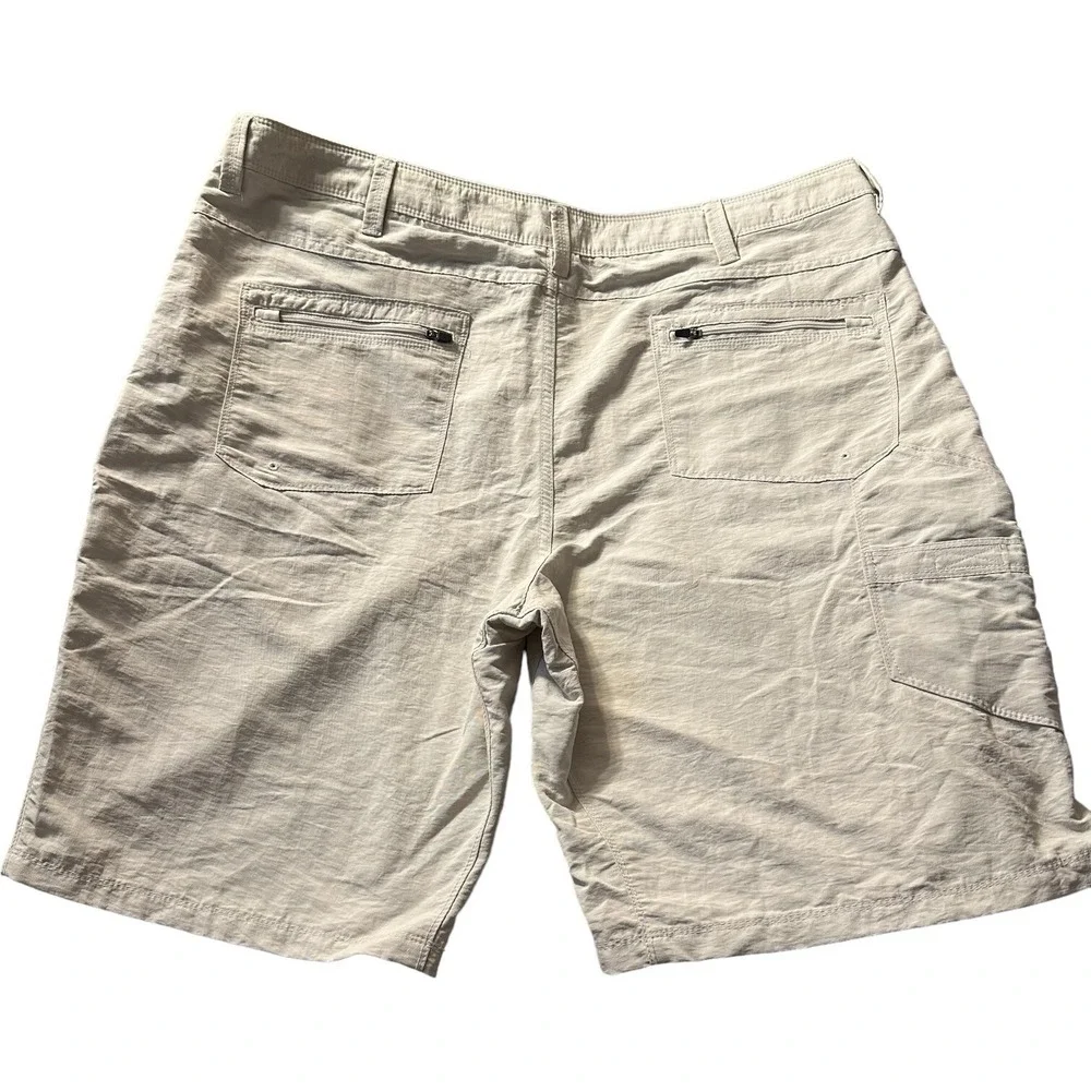 NordicTrack Cargo Shorts Khaki 3 Zip Pockets Hiking‎ Camp Casual Mens Size 42